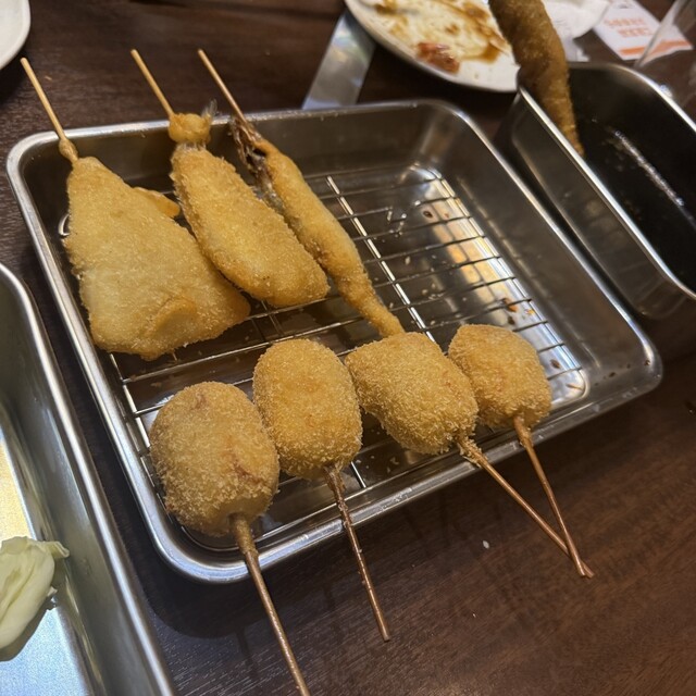 튀긴 칩카츠와 도테야키로 풍성하게 차려진 오사카점