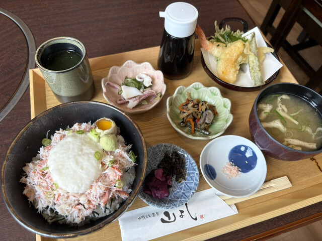 鬼ヶ城温泉駅の目の前にある、カニを専門とする必見の日本料理店!