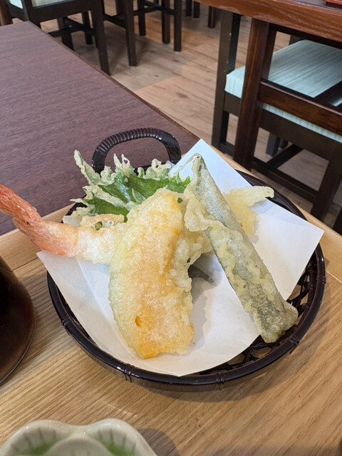 鬼ヶ城温泉駅の目の前にある、カニを専門とする必見の日本料理店!