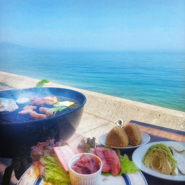 부드러운 파도 소리를 BGM으로, 아기처럼 BBQ를 즐기세요.