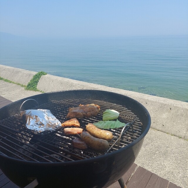 부드러운 파도 소리를 BGM으로, 아기처럼 BBQ를 즐기세요.