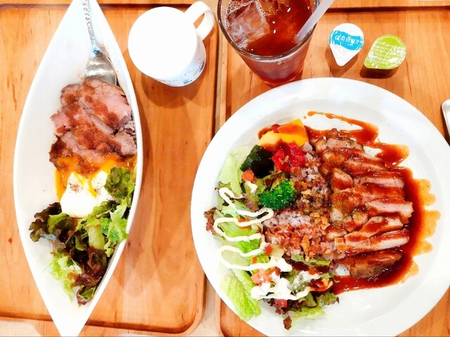 가구 및 인테리어 상점의 ♡귀여운 카페 & 바♡티슈라의 가구들과 ♡지베르 유키코 씨의 디저트도 있어요.
