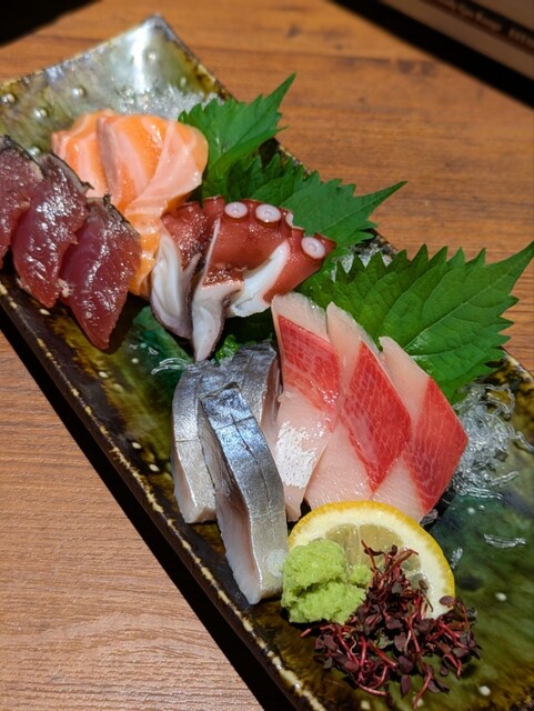 駅の近くでプライベートルームでのリラックスできる創造的な日本料理！！