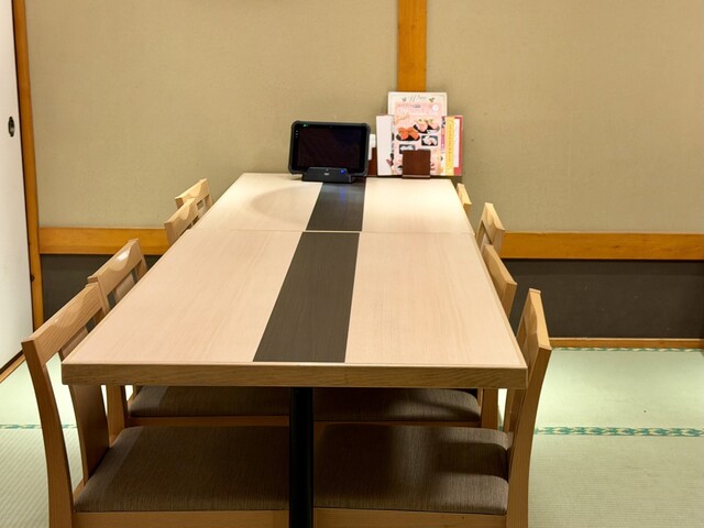 The perfect time for sushi at "Kiyir Nagijiro" in Okuji Store – experiencing the beauty of nature and the seasons.