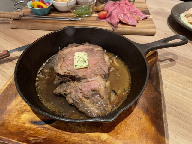 A restaurant where you can enjoy cheese and meat dishes that truly stand out, along with a satisfying all-you-can-eat meal.