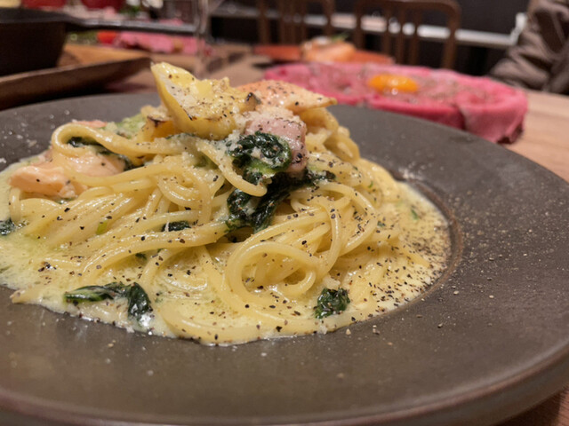 A restaurant where you can enjoy cheese and meat dishes that truly stand out, along with a satisfying all-you-can-eat meal.