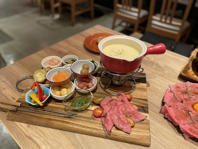 A restaurant where you can enjoy cheese and meat dishes that truly stand out, along with a satisfying all-you-can-eat meal.