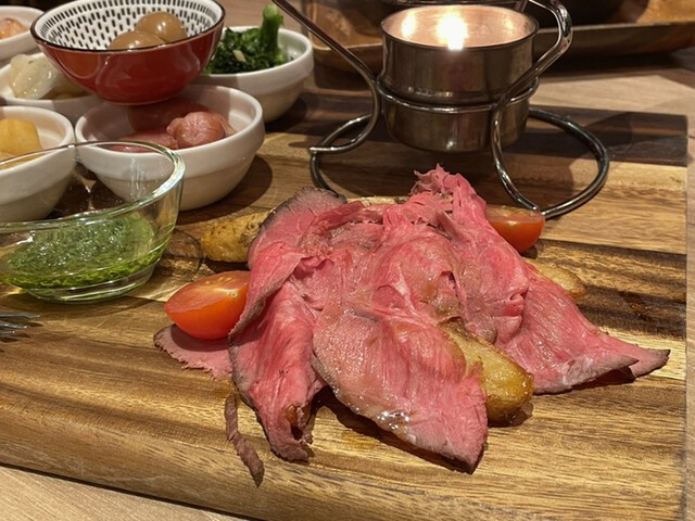A restaurant where you can enjoy cheese and meat dishes that truly stand out, along with a satisfying all-you-can-eat meal.