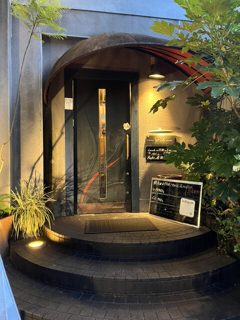 In Nishi-taisha, there’s a really stylish restaurant like this.