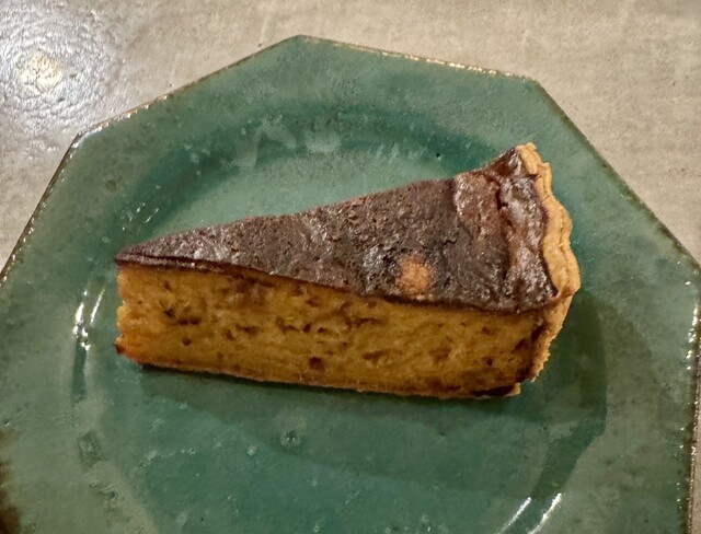 맛있는 음식과 맛있는 천연 와인을 제공하는 가게.