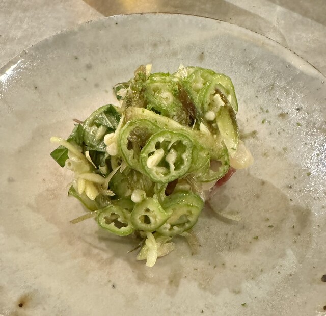 맛있는 음식과 맛있는 천연 와인을 제공하는 가게.