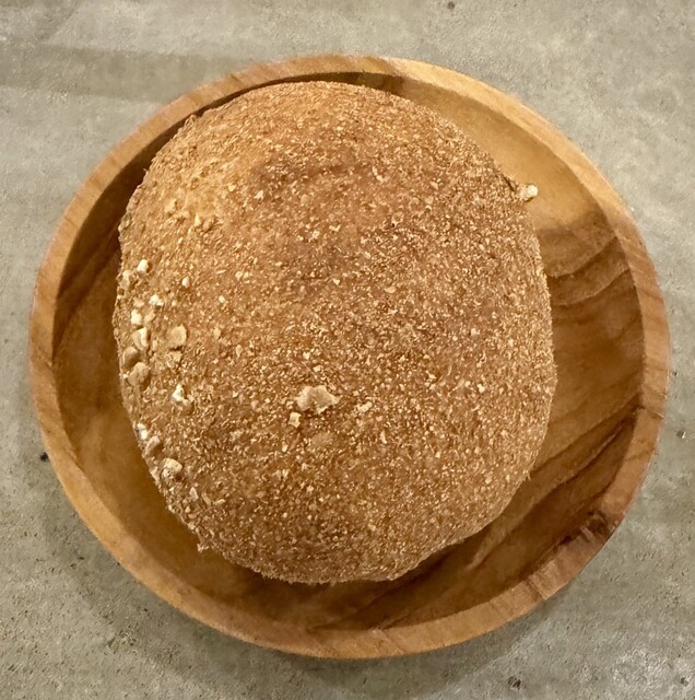맛있는 음식과 맛있는 천연 와인을 제공하는 가게.