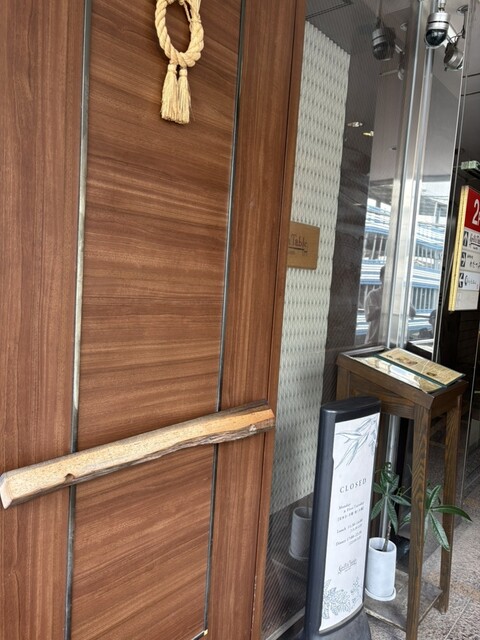 カガワにある必見の鉄板焼きレストランで、2025年にTabelogのトップ100に選ばれました！オリーブビーフをグリルで楽しめる唯一の店です。四国旅行中に発見したこのレストランは、温かいマスターが迎えてくれるので、何度も訪れるのに最適です！私が訪れた時の平均額は1800円でした。