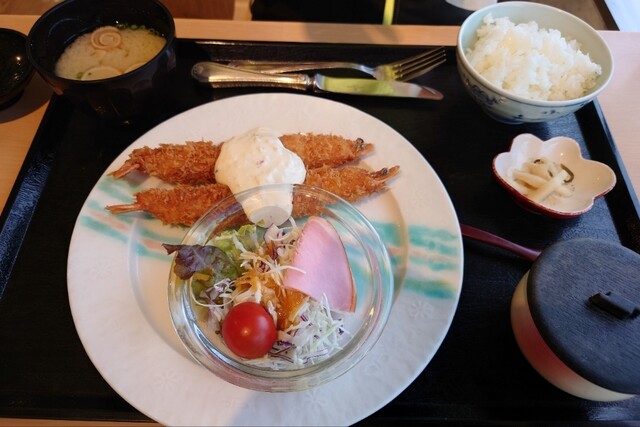전망이 매우 좋은 레스토랑이지만, 가격에 비해 제공되는 음식의 양이 적고 서비스도 부족한 점이 조금 아쉽습니다.