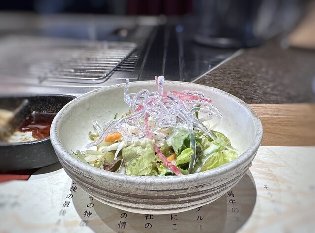 고베 소고기 전문점에서 맛있는 풍미를 느낄 수 있는 합리적인 가격의 적당한 붉은 살 스테이크 런치