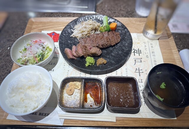 고베 소고기 전문점에서 맛있는 풍미를 느낄 수 있는 합리적인 가격의 적당한 붉은 살 스테이크 런치
