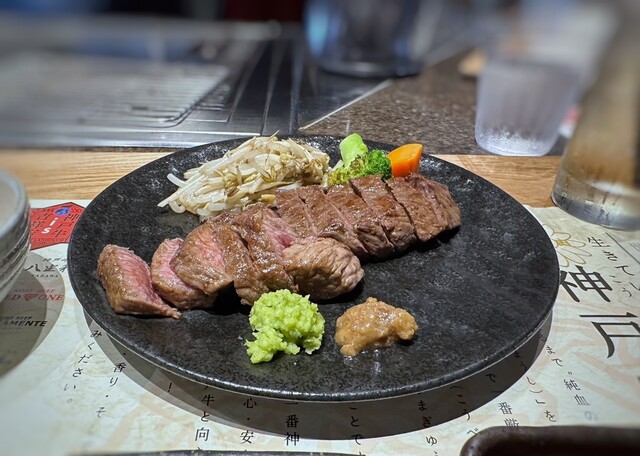 고베 소고기 전문점에서 맛있는 풍미를 느낄 수 있는 합리적인 가격의 적당한 붉은 살 스테이크 런치