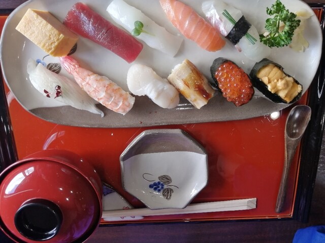 配達は良いが、店内で味わえる寿司は本当に満足のいくものだ。
