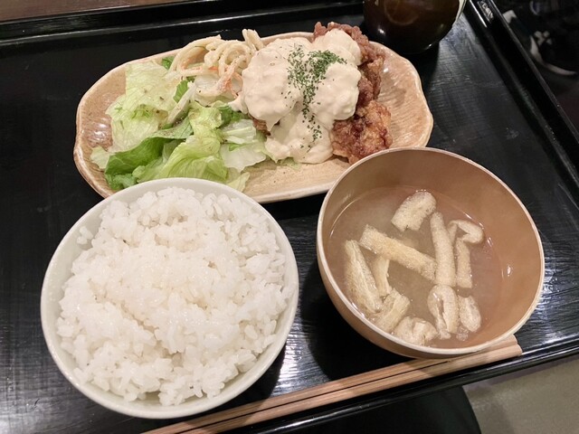【3日本風チキンナンバンセット】ミックスユースビル内でのランチや日中の飲食に最適です。