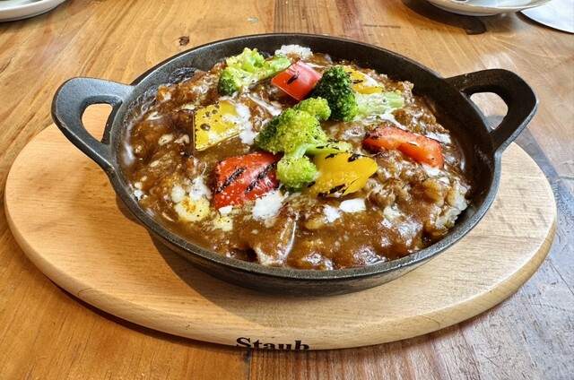 熱々の鉄鍋で提供される本格的な焼きカレーで、満足のいくランチです!