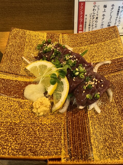【豪華な牛タンと地元の魚の宴!日本風の味わいで極上の釜めしと逸品料理を楽しむ】