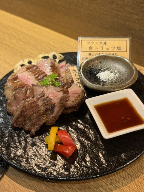 【豪華な牛タンと地元の魚の宴!日本風の味わいで極上の釜めしと逸品料理を楽しむ】