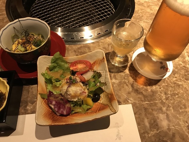 편안하고 차분하게 식사할 수 있는, 구이 요리 전문점의 라운드 런치.