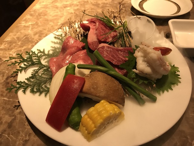 편안하고 차분하게 식사할 수 있는, 구이 요리 전문점의 라운드 런치.
