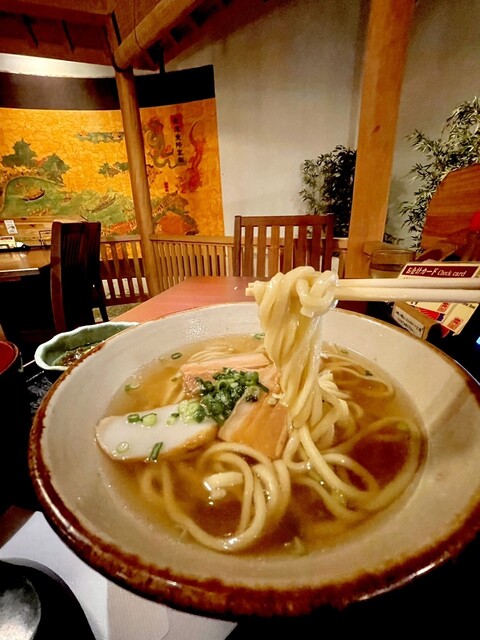 国際通りにある広々とした雰囲気のレストラン。沖縄そばセットメニュー、価格は1320円。