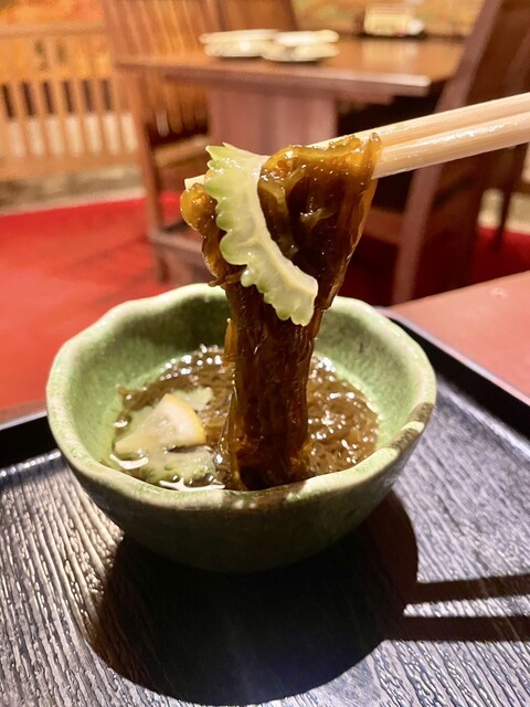 国際通りにある広々とした雰囲気のレストラン。沖縄そばセットメニュー、価格は1320円。