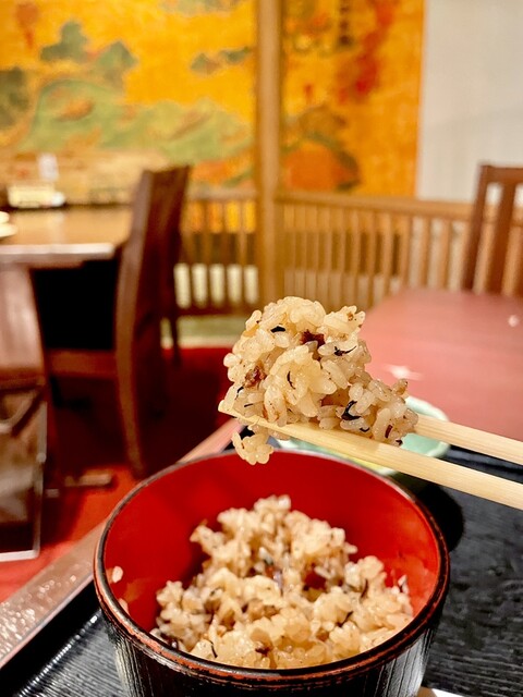国際通りにある広々とした雰囲気のレストラン。沖縄そばセットメニュー、価格は1320円。