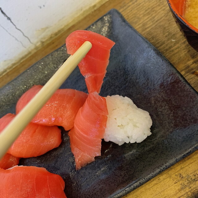 価格999円の人気「90分で食べ放題の新鮮なブルーフィンタチキンの寿司」の本当の価値とは?