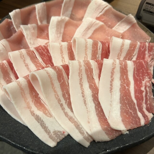 口の中で溶けるようなアグ豚肉と、色鮮やかな島の野菜