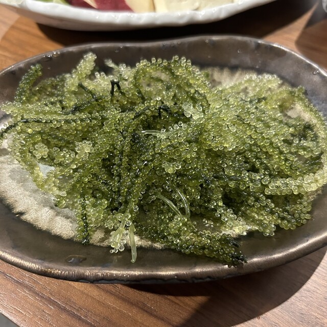 口の中で溶けるようなアグ豚肉と、色鮮やかな島の野菜
