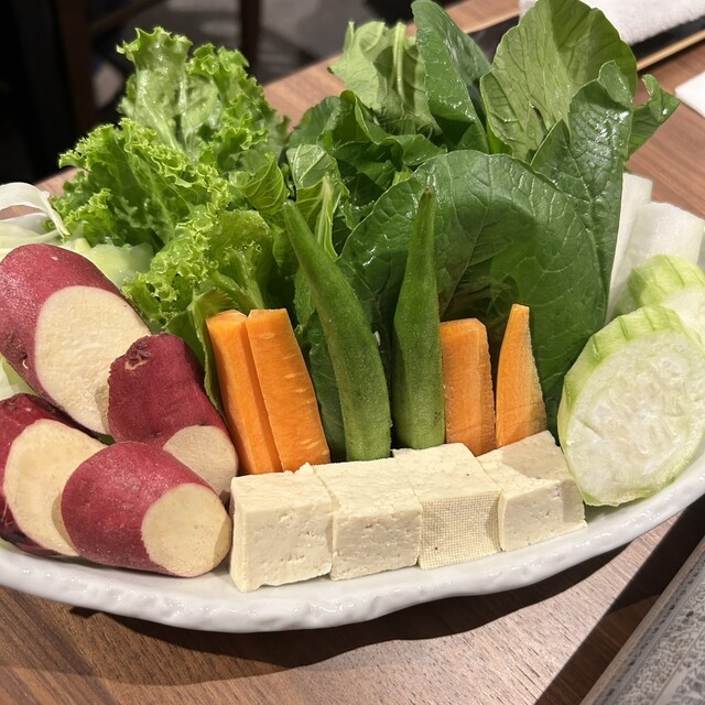 口の中で溶けるようなアグ豚肉と、色鮮やかな島の野菜