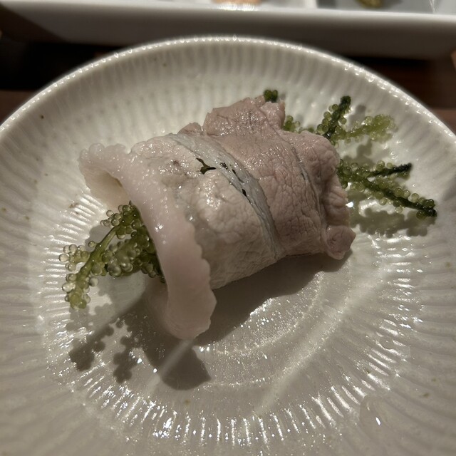 口の中で溶けるようなアグ豚肉と、色鮮やかな島の野菜