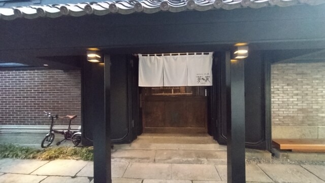 검은색의 창고에서 섬세한 맛을 즐기다